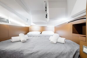 Room - Sun-Kissed Sailing Adventure in Islas Sarónicas (Alimos)