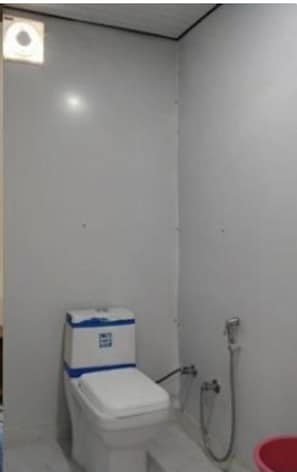 Pancuran mandi, tuala disediakan, sabun, syampu 