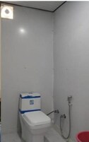 Chuveiro, toalhas de banho, sabonete, shampoo