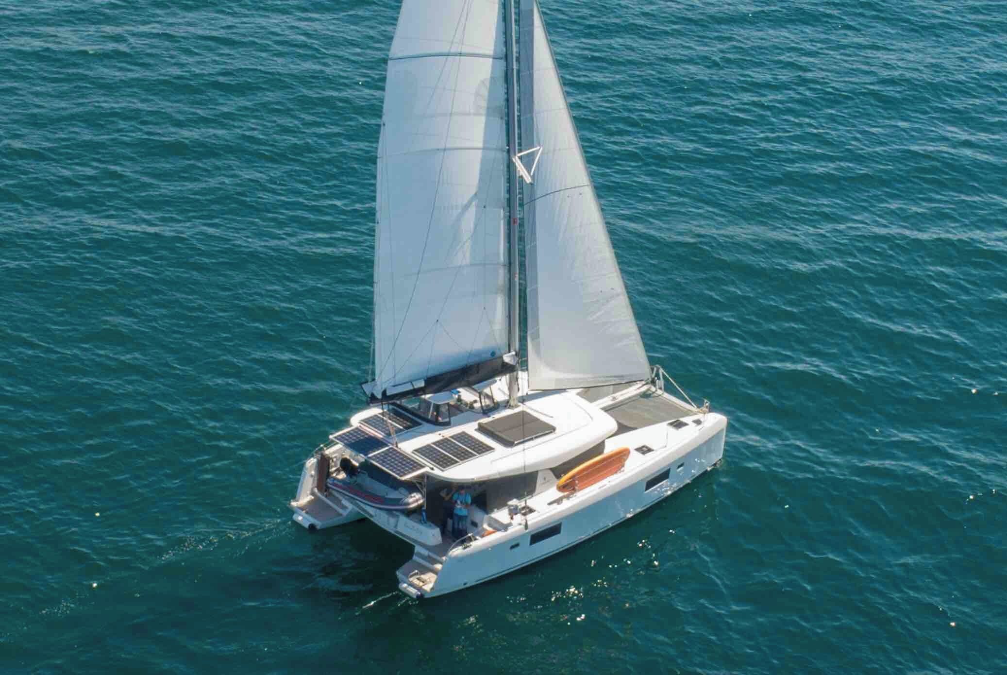 Eine Segelyacht mit Kabine, Deck und Mast.