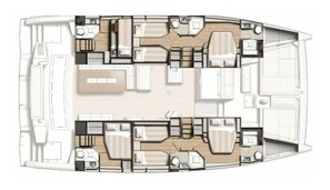 Interior de un barco con un comedor central, dos zonas de estar independientes, una cocina y un baño.
