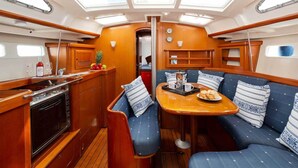 En yachtinteriør med et cockpit, siddeområde og ovenlys.