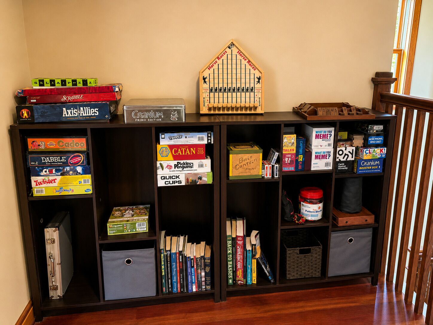 Ein Bücherregal mit verschiedenen Brettspielen und Büchern.