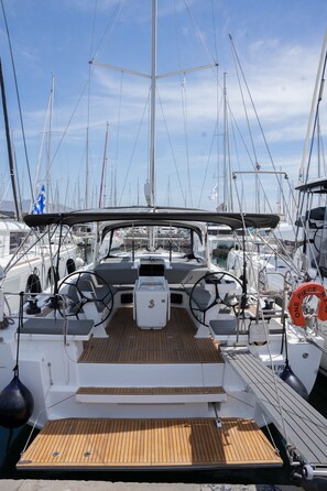 Marina - Sun-Kissed Sailing Adventure in Islas Sarónicas (Alimos)