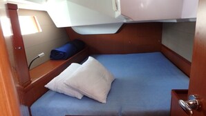 Ein kompakter Kammerschaft mit Etagenbett, Bedienfeld und kleinem Fenster.