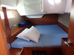 A compact cabin with a bunk bed, a control panel, and a small window. - Sun-Kissed Sailing Adventure in the Ionian Islands, Lefkada (Lefkada)
