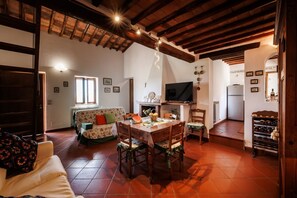 TV - A spacious 120 sqm apartment, ideal for six guests, situated within a charming estate in the Chianti hills in a peaceful setting along a traffic-free road. Guests have access to a private garden with a furnished patio - perfect for enjoying the outdoors  (Castelnuovo Berardenga)