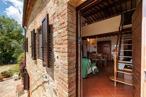 Outdoor dining - A spacious 120 sqm apartment, ideal for six guests, situated within a charming estate in the Chianti hills in a peaceful setting along a traffic-free road. Guests have access to a private garden with a furnished patio - perfect for enjoying the outdoors  (Castelnuovo Berardenga)