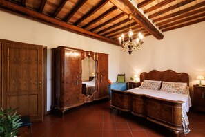 3 bedrooms - A spacious 120 sqm apartment, ideal for six guests, situated within a charming estate in the Chianti hills in a peaceful setting along a traffic-free road. Guests have access to a private garden with a furnished patio - perfect for enjoying the outdoors  (Castelnuovo Berardenga)