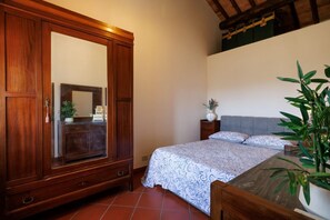 Room - A spacious 120 sqm apartment, ideal for six guests, situated within a charming estate in the Chianti hills in a peaceful setting along a traffic-free road. Guests have access to a private garden with a furnished patio - perfect for enjoying the outdoors  (Castelnuovo Berardenga)
