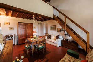 TV - A spacious 120 sqm apartment, ideal for six guests, situated within a charming estate in the Chianti hills in a peaceful setting along a traffic-free road. Guests have access to a private garden with a furnished patio - perfect for enjoying the outdoors  (Castelnuovo Berardenga)