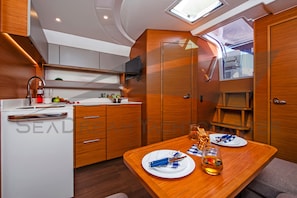 Private kitchen - Sun-Kissed Sailing Adventure in Zadar, Croatia (Bibinje)