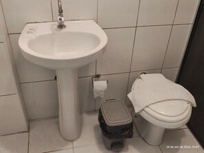 Shower, towels, toilet paper - Marinus Hotel (Santos)