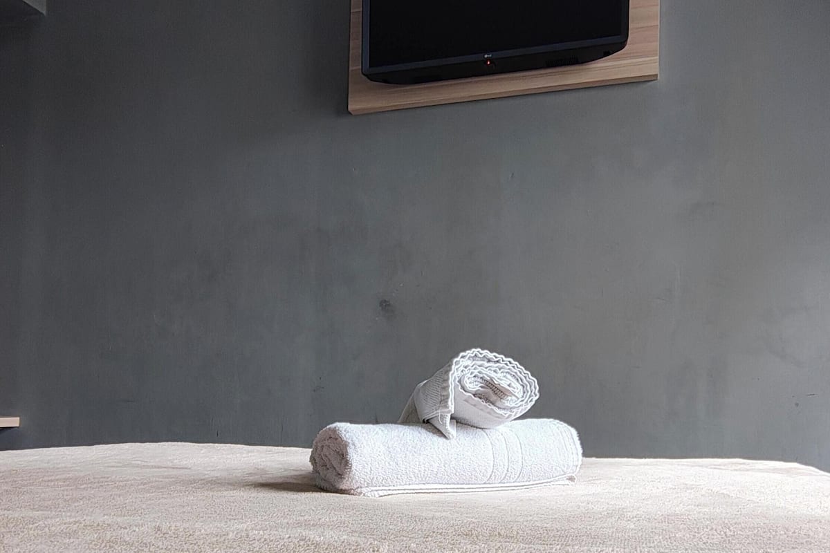 Habitación doble estándar | Espacio para trabajar con laptop y wifi gratis