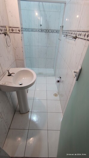Standard-Apartment | Badezimmer | Dusche, Handtücher, Toilettenpapier