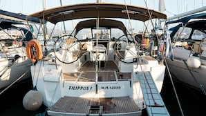 Eine Segelyacht namens 'FILIPPOS I' mit Holldeck, mehreren Steuerrädern und einem Wohnbereich.