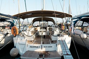 Eine Segelyacht namens 'FILIPPOS I' mit Holldeck, mehreren Steuerrädern und einem Wohnbereich.