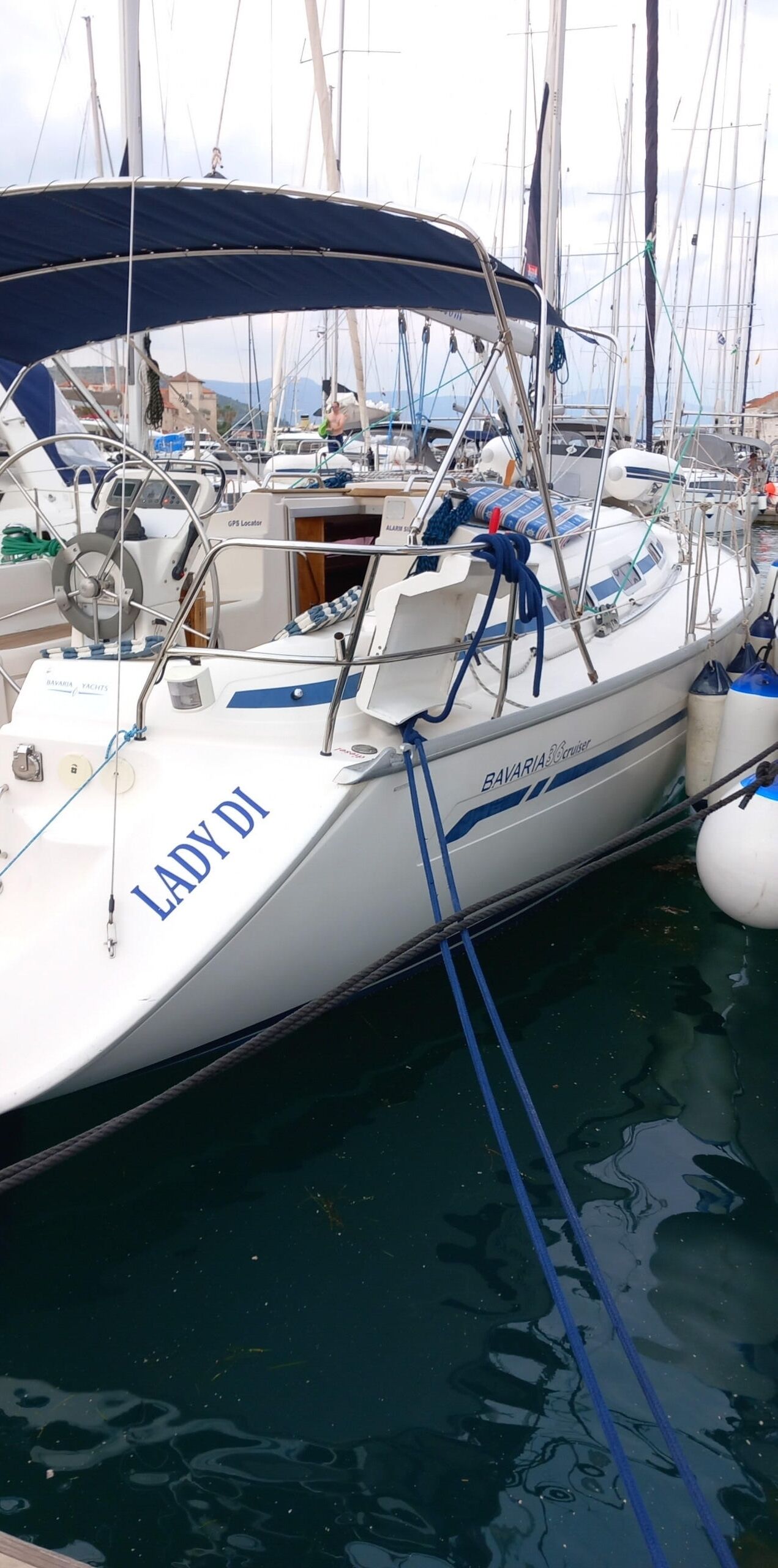 Un voilier baptisé « Lady DI » était amarré dans une marina, aux côtés d’autres bateaux.
