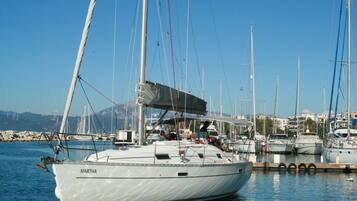 Un port de plaisance où sont amarrés plusieurs voiliers, dont un qui s’appelle « Martha ».