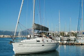 Ein Yachthafen mit mehreren Segelbooten, darunter ein Boot namens 'Martha'.