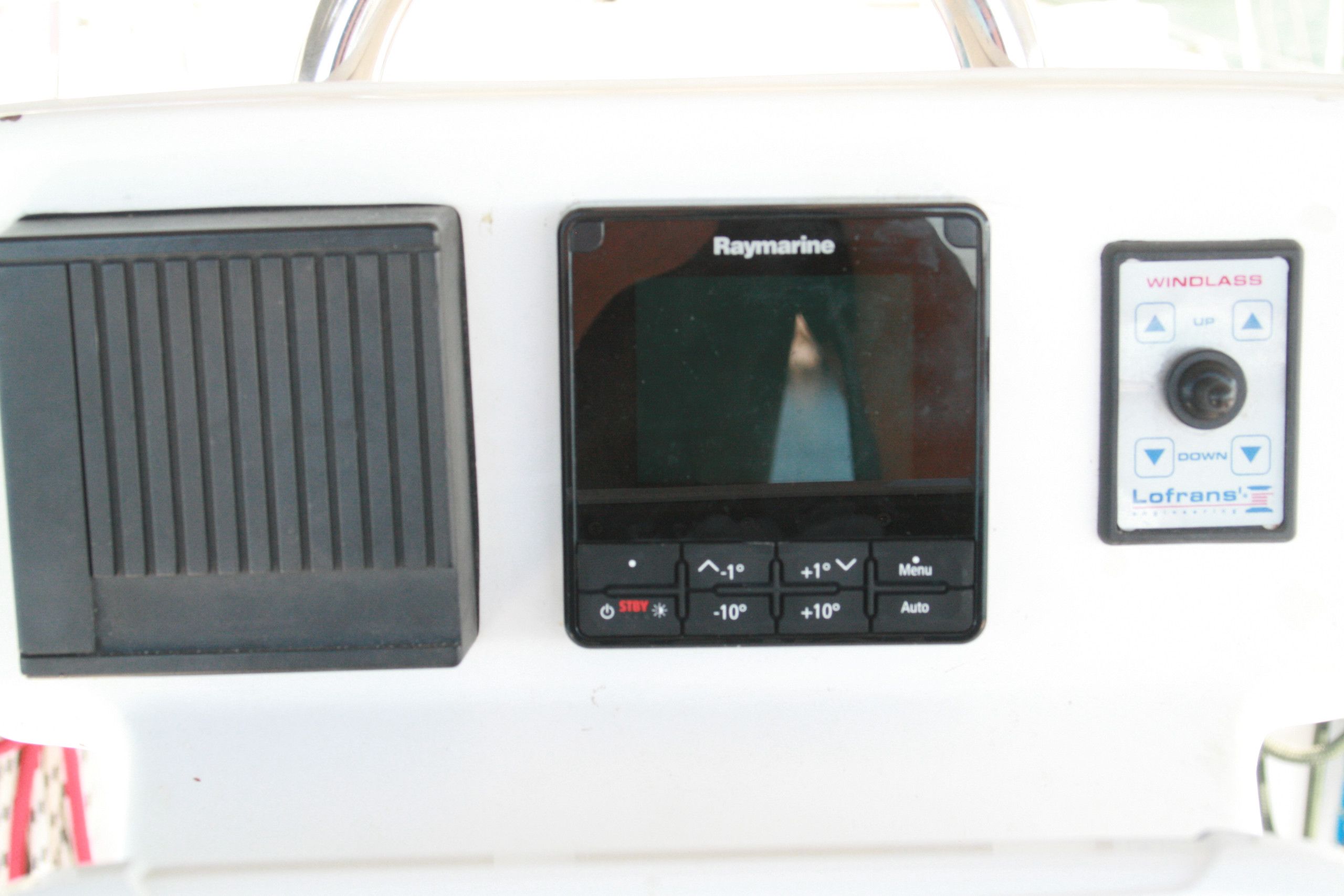 En Raymarine-navigationsdisplay med en kontrollpanel för ankarspel och en högtalare.