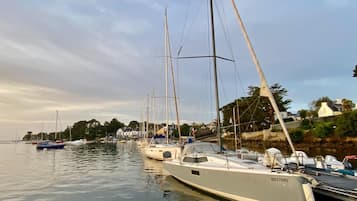 Un port de plaisance où sont amarrés plusieurs voiliers.