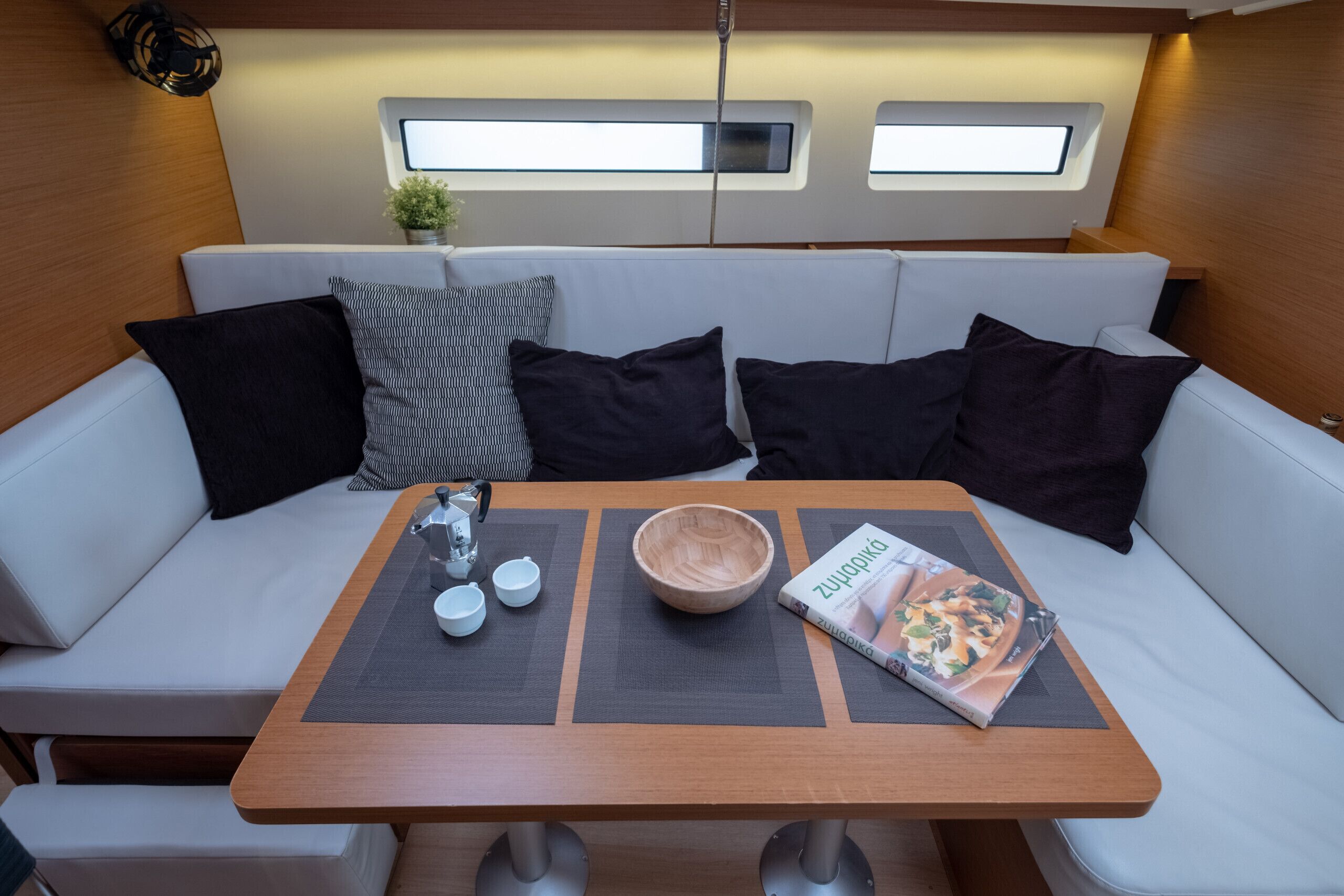 Ein modernes Interieur mit einer Couch, einem Holztisch und einer Zeitschrift.