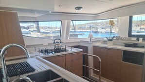 Private kitchen - Sun-Kissed Sailing Adventure in the Saronic Islands (Lavrio)