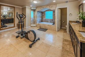 Casa, patio, vista al jardín | Baño