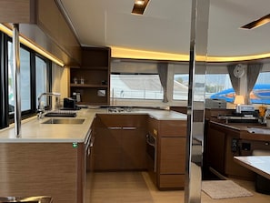 Private kitchen - Sun-Kissed Sailing Adventure in Islas Sarónicas (Alimos)