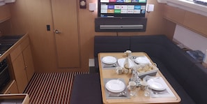 Eine kleine Küchenzeile mit Herd, Spüle und Holzschrank.