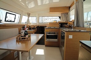 Private kitchen - Sun-Kissed Sailing Adventure in Split, Croatia (Split)