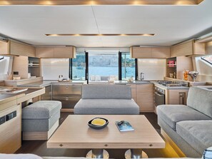 Ein modernes Interieur mit Küche, Essbereich und Sitzgelegenheiten.