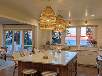 Just Built Lakefront Home-Private Beach-Amazing Views-Hot Tub-Patio-Porch-Decks