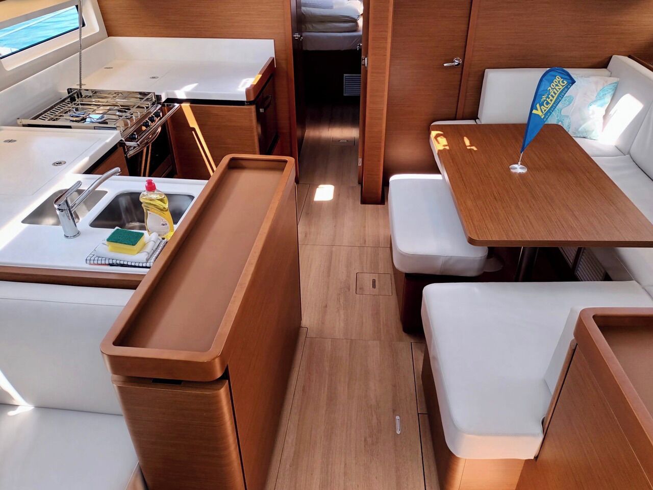 Un intérieur compact comprenant un coin cuisine, un espace salon et une petite table.
