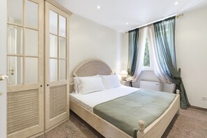 Iron/ironing board, free WiFi, bed sheets - Regarda - Basiliko White Apartment with pool and wifi (Lazise)