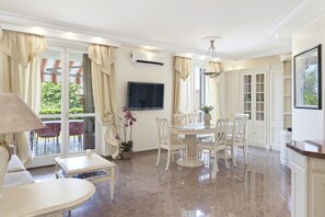 Dining - Regarda - Basiliko White Apartment with pool and wifi (Lazise)