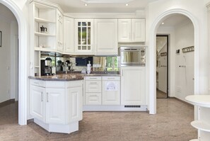 Coffee/tea maker, fridge, microwave, dishwasher - Regarda - Basiliko White Apartment with pool and wifi (Lazise)