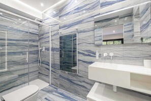 Shower, towels, soap, toilet paper - ELEGANT PRIVATE VILLA WITH POOL & GARDEN , 5 MIN TO CENTRAL CANNES (Cannes)