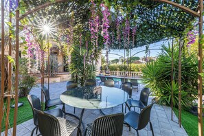 Outdoor dining - ELEGANT PRIVATE VILLA WITH POOL & GARDEN , 5 MIN TO CENTRAL CANNES (Cannes)