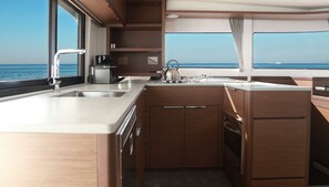 Private kitchen - Sun-Kissed Sailing Adventure in Islas Sarónicas (Piraeus)