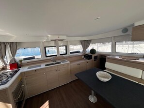 Private kitchen - Sun-Kissed Sailing Adventure in Islas Sarónicas (Alimos)