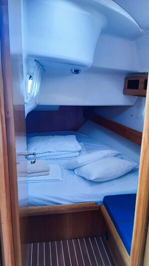 Ein kleines, gemütliches Interieur mit einem Etagenbett, einem kleinen Fenster und einer Holztür.