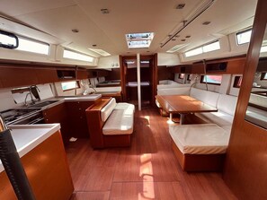 Interior - Sun-Kissed Sailing Adventure in Islas Sarónicas (Alimos)