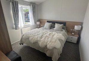 2 bedrooms, iron/ironing board, free WiFi, bed sheets - Seaside Tranquility Cabin in Ilfracombe (Ilfracombe)