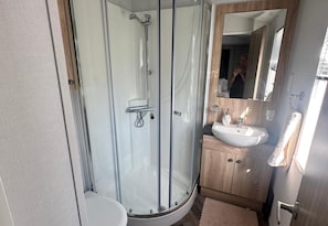 Combined shower/bathtub, deep-soaking bathtub, towels - Seaside Tranquility Cabin in Ilfracombe (Ilfracombe)
