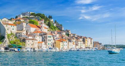 Sibenik Sonnenschein Segeln: Ein luxuriöses kroatisches Stranderlebnis