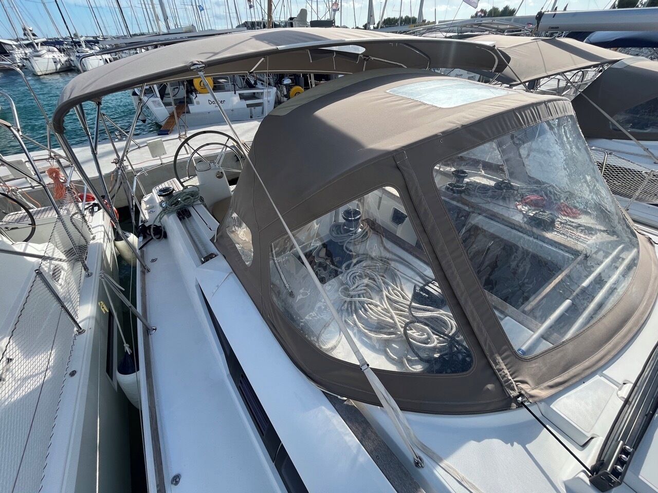 Un velero con cabina cubierta, aparejo visible y zona de camarotes.