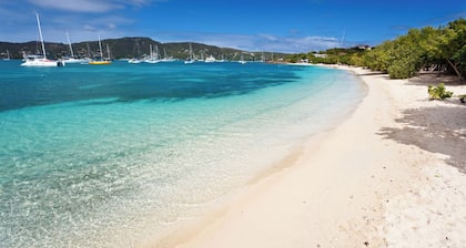 Karibischer Traum: Sonnenverwöhntes Segelabenteuer ab Antigua und Barbuda