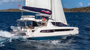 Eine Segelyacht mit Kabine, Deckssitze und einer amerikanischen Flagge.